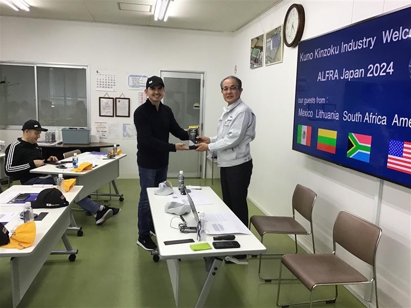 メキシコやアメリカから工場見学に来社