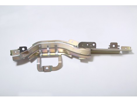 サイドカーテンエアーバック　SPCC　前部品 t＝1.0/後部品 t＝1.2　難加工形状と変化面長窓抜き