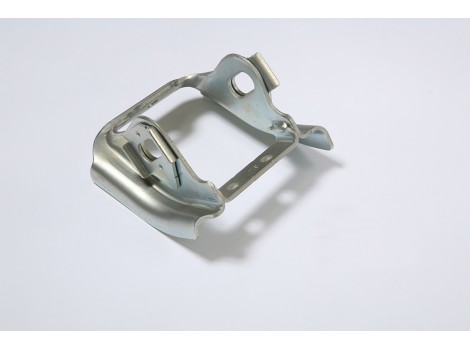 ロアアーム構成品　SECC・SECE　t＝1.4〜3.6　プレス加工1ライン工程完成形