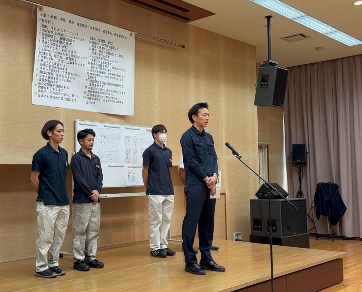 全体朝礼で選手がバドミントンの全国大会への意気込みを述べました