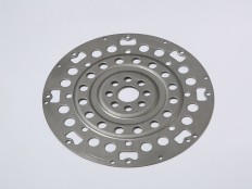 ドライブプレート　SPH270　t＝2.6　大型の金型を高精度で製作、切削レスを実現