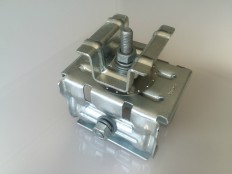 太陽電池取付金具　太陽光パネルをもっと安価に・早く・屋根に穴を開けずに取り付けたい