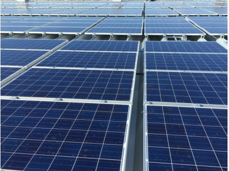 太陽電池パネル設置金具　ハゼ折板用　パネルからボルト・ナットがはみ出ない施工。外観も美しい！！