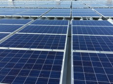 太陽電池パネル設置金具　ハゼ折板用　パネルからボルト・ナットがはみ出ない施工。外観も美しい！！