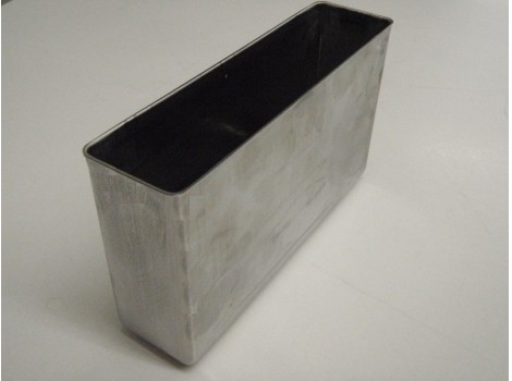 大型リチウムイオン電池ケース　SUS430　t＝0.8　フェライト系ステンレス（薄板鋼板材）角深絞品を600㌧順送プレス加工で実現