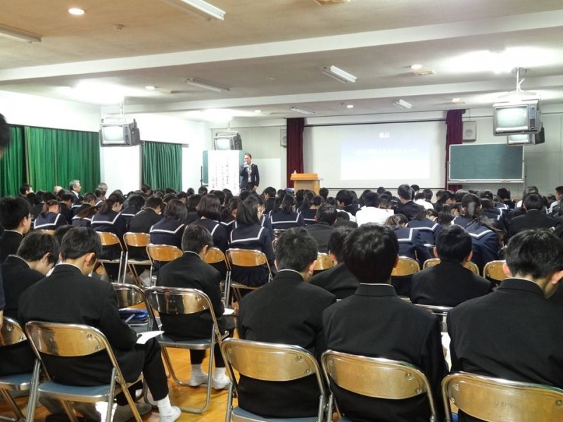 常滑市立常滑中学校で　久野専務が講演を行いました