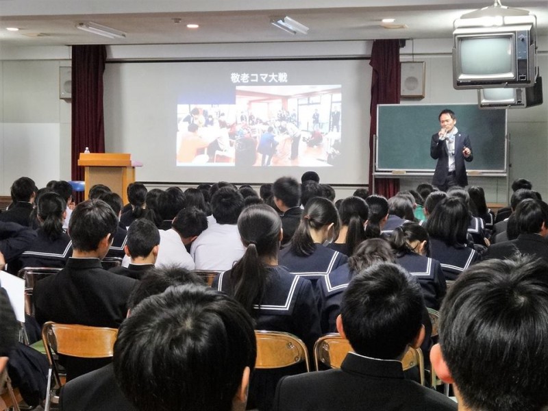 常滑市立常滑中学校で　久野専務が講演を行いました