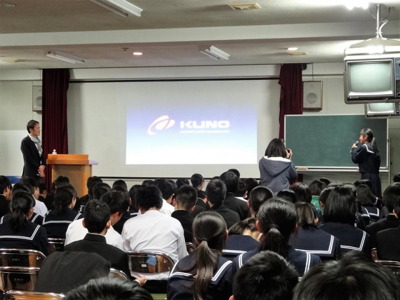 常滑市立常滑中学校で　久野専務が講演を行いました