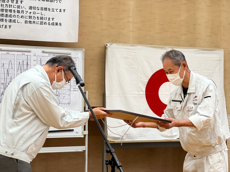 久野金属工業の工機部参与である大野和夫氏が、令和4年秋の褒章である「黄綬褒章」を受章しました。