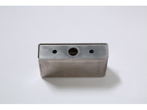 大型リチウムイオン電池ケース　SUS430　t＝0.8　フェライト系ステンレス（薄板鋼板材）角深絞品を600㌧順送プレス加工で実現