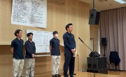 全体朝礼で選手がバドミントンの全国大会への意気込みを述べました