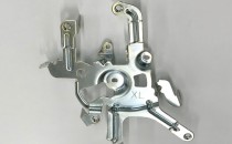 プレートドアロックベース　SPC270C　t＝1.6　複雑形状の高精度プレス加工品